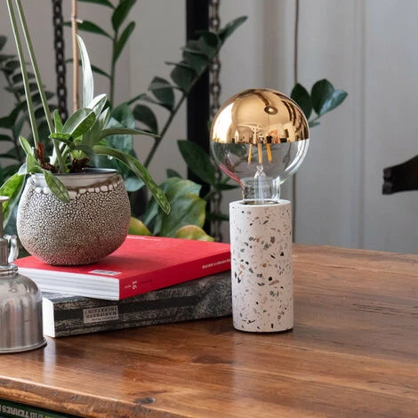 XANLITE - Ampoule LED G95 Gold, Culot E27, 8W Cons. (62W Eq.), 360 Lumens, Lumière Blanc Chaud - RFDE850B95TG 5 XANLITE - Ampoule LED G95 Gold, Culot E27, 8W Cons. (62W Eq.), 360 Lumens, Lumière Blanc Chaud - RFDE850B95TG – Image 3